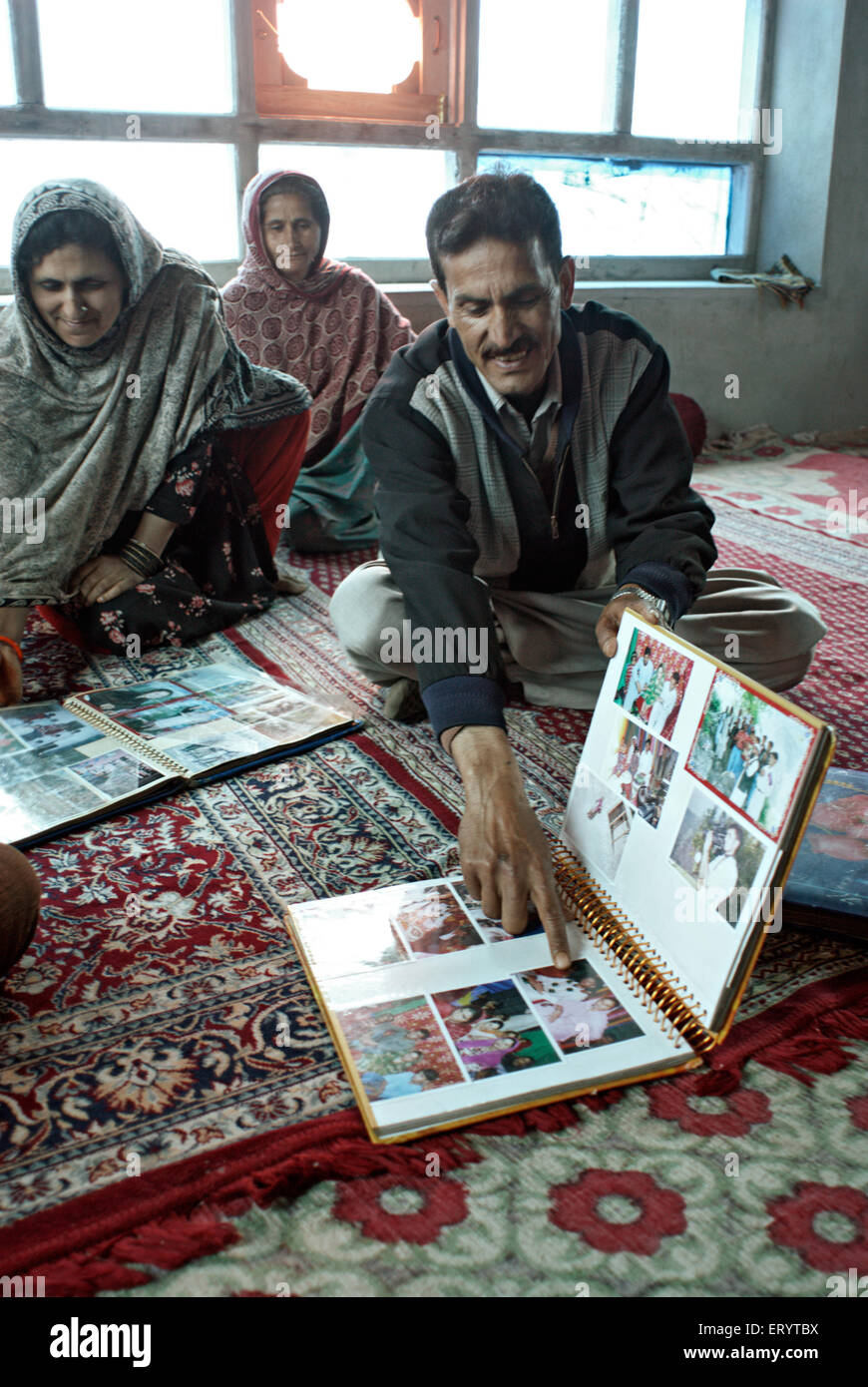 Kashmiri Familie Album in Urusa zeigen; URI; Jammu und Kaschmir; Indien nicht Herr 7. April 2008 Stockfoto