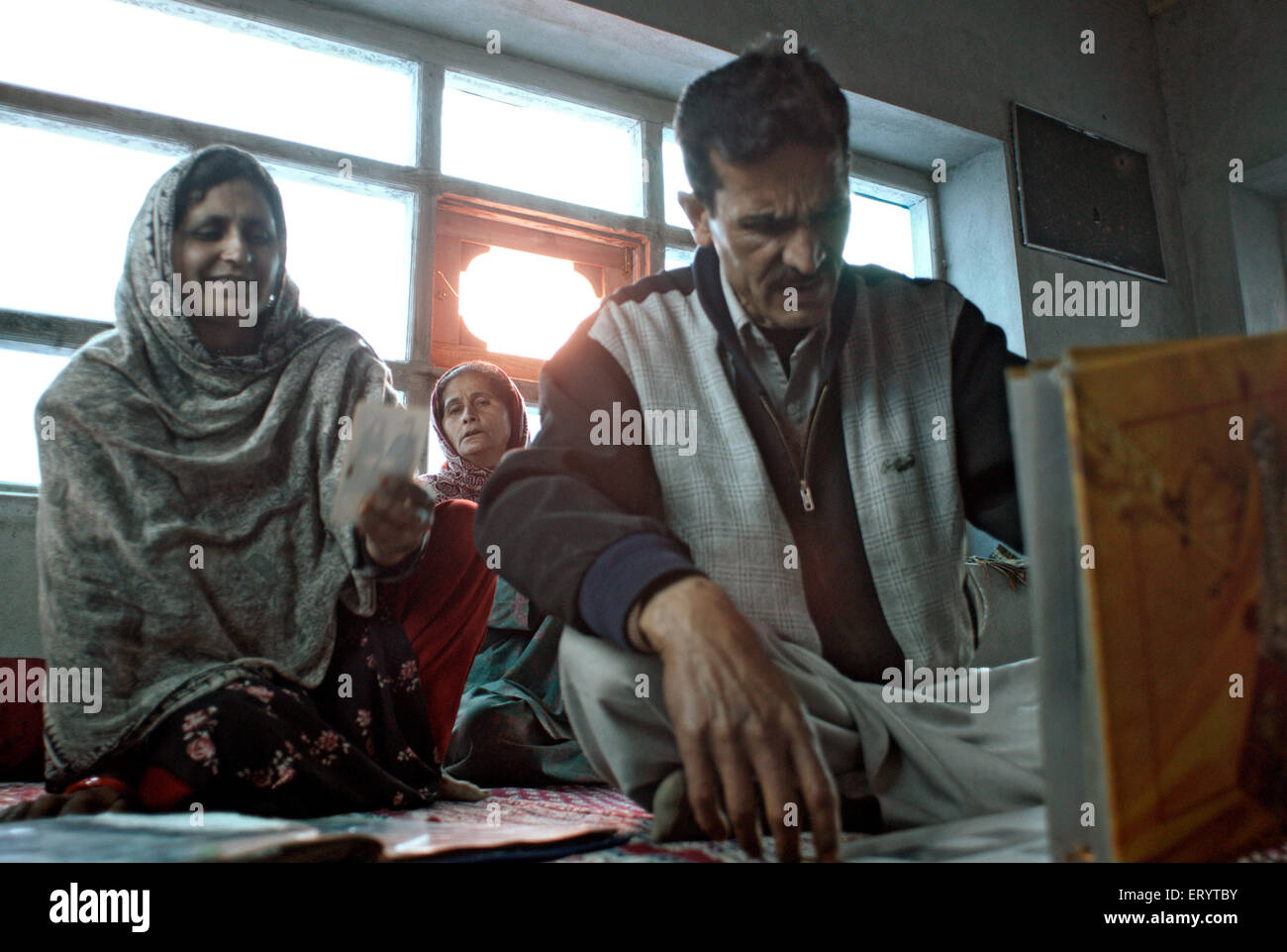 Kashmiri Familie Album in Urusa zeigen; URI; Jammu und Kaschmir; Indien nicht Herr 7. April 2008 Stockfoto