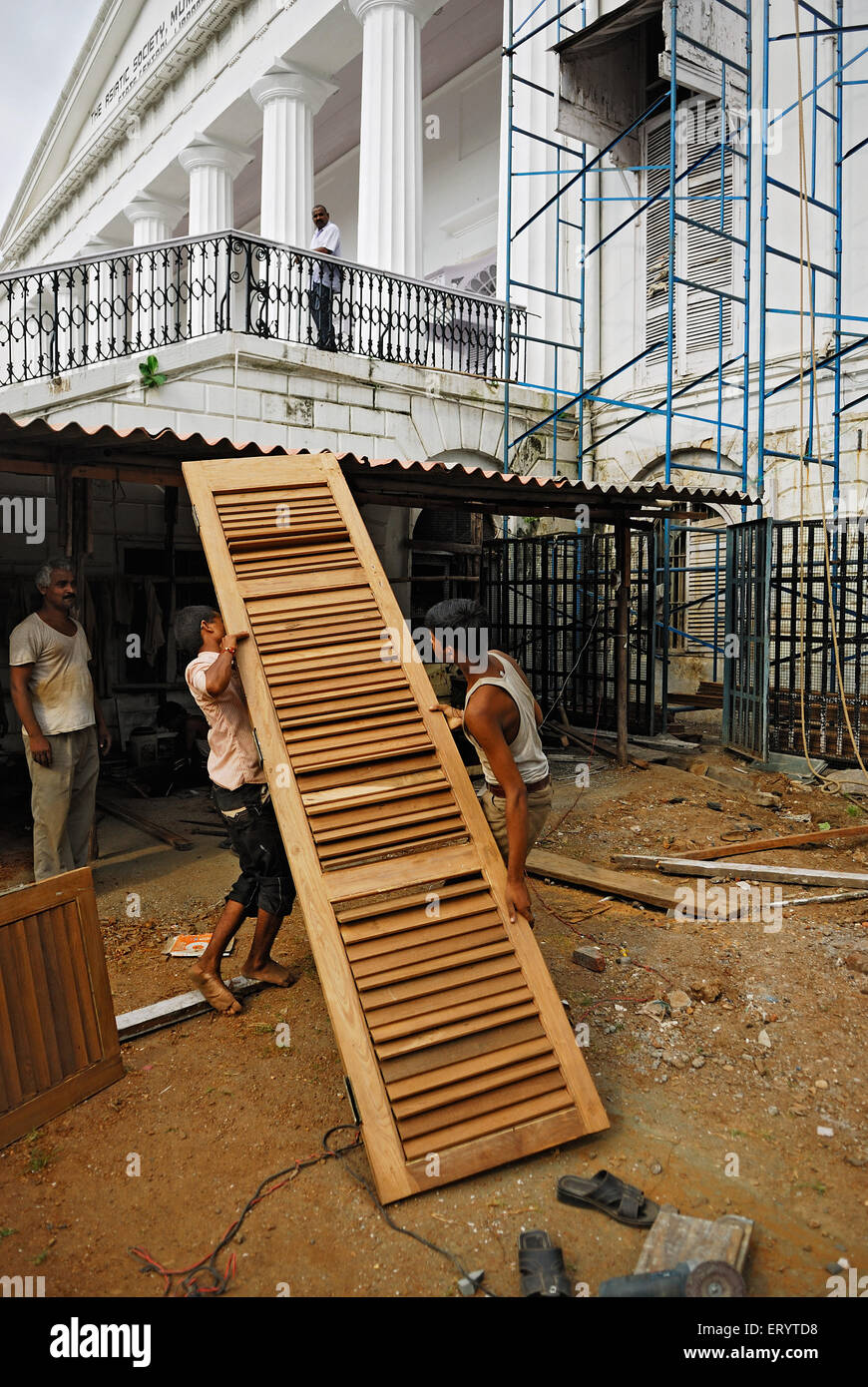 Arbeitnehmer mit Teak Holz am Rathaus Bombay Mumbai; Maharashtra; Indien NOMR Stockfoto