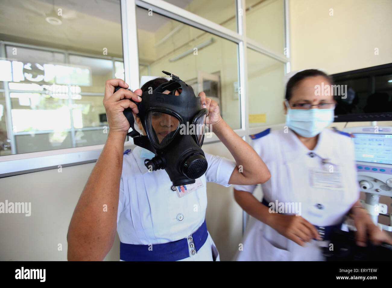 Atemschutzmaske, Krankenschwester versucht Masken, kasturba Krankenhaus, Bombay, Mumbai; Maharashtra; Indien, asien Stockfoto