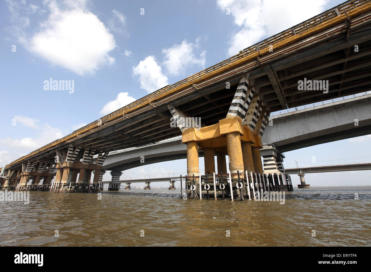 Alt und neu, Vashi Truss Bridge, Thane Creek Bridge, Mankhurd, Vashi, New Bombay, Navi Mumbai, Maharashtra, Indien, Asien Stockfoto