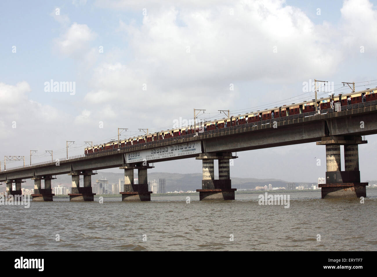 Eisenbahnbrücke, Vashi Truss Brücke, Thane Creek Brücke, Mankhurd, Vashi, New Bombay, Navi Mumbai, Maharashtra, Indien, Asien Stockfoto