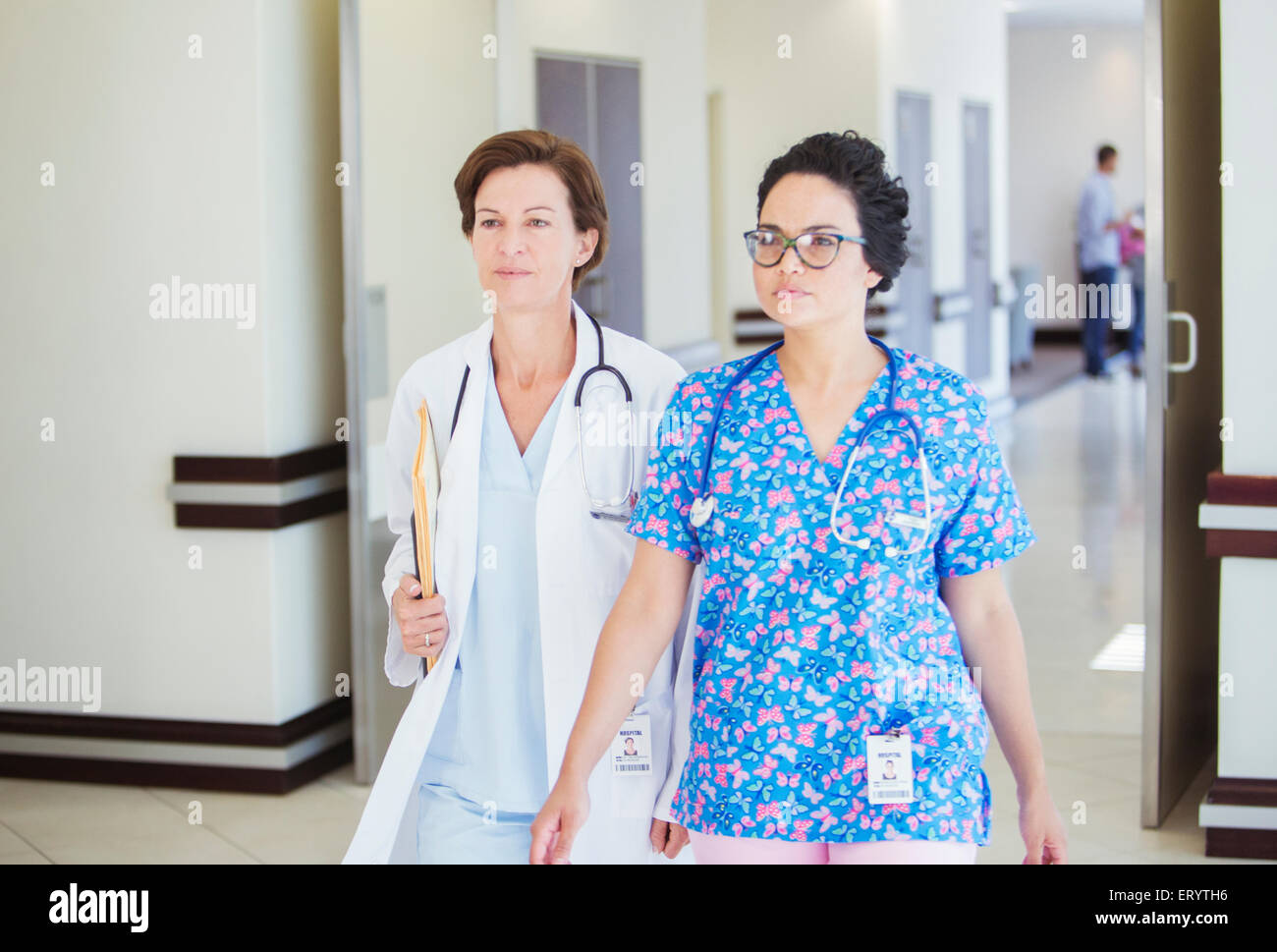 Arzt und Krankenschwester zusammen im Krankenhausflur spazieren Stockfoto