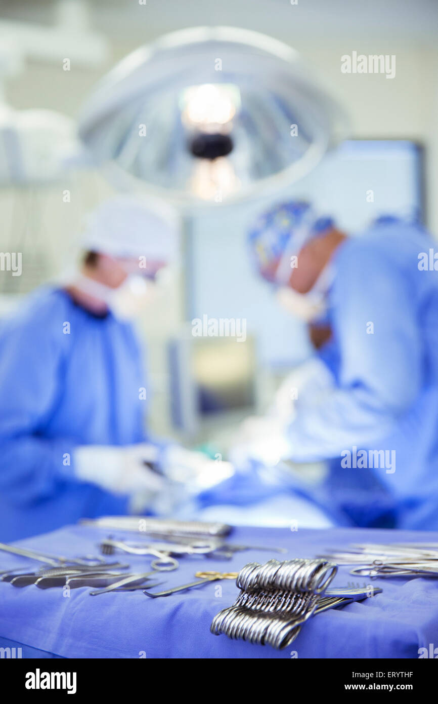 Chirurgische Instrumente auf Tablett im OP-Saal Stockfoto