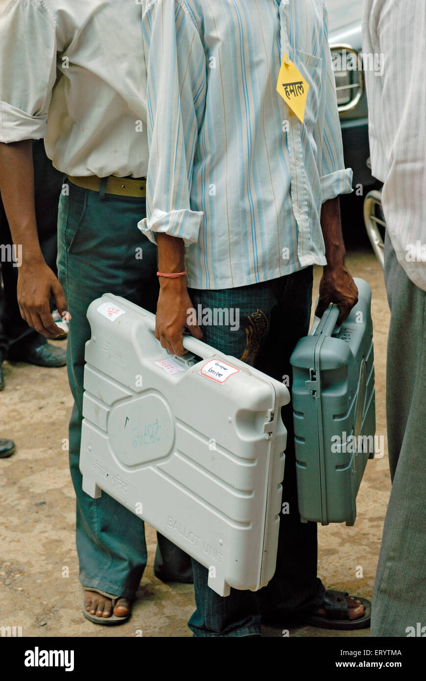 Indische Wahlen, Mann mit elektronischen Wahlurnen, Bombay, Mumbai, Maharashtra, Indien, Asien Stockfoto
