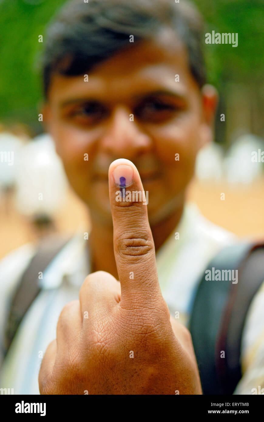 Indische Wahlen, Finger mit unauslöschlicher Tinte Markierung nach der Abstimmung in indischen Wahlen, Bombay, Mumbai, Maharashtra, Indien, Asien Stockfoto