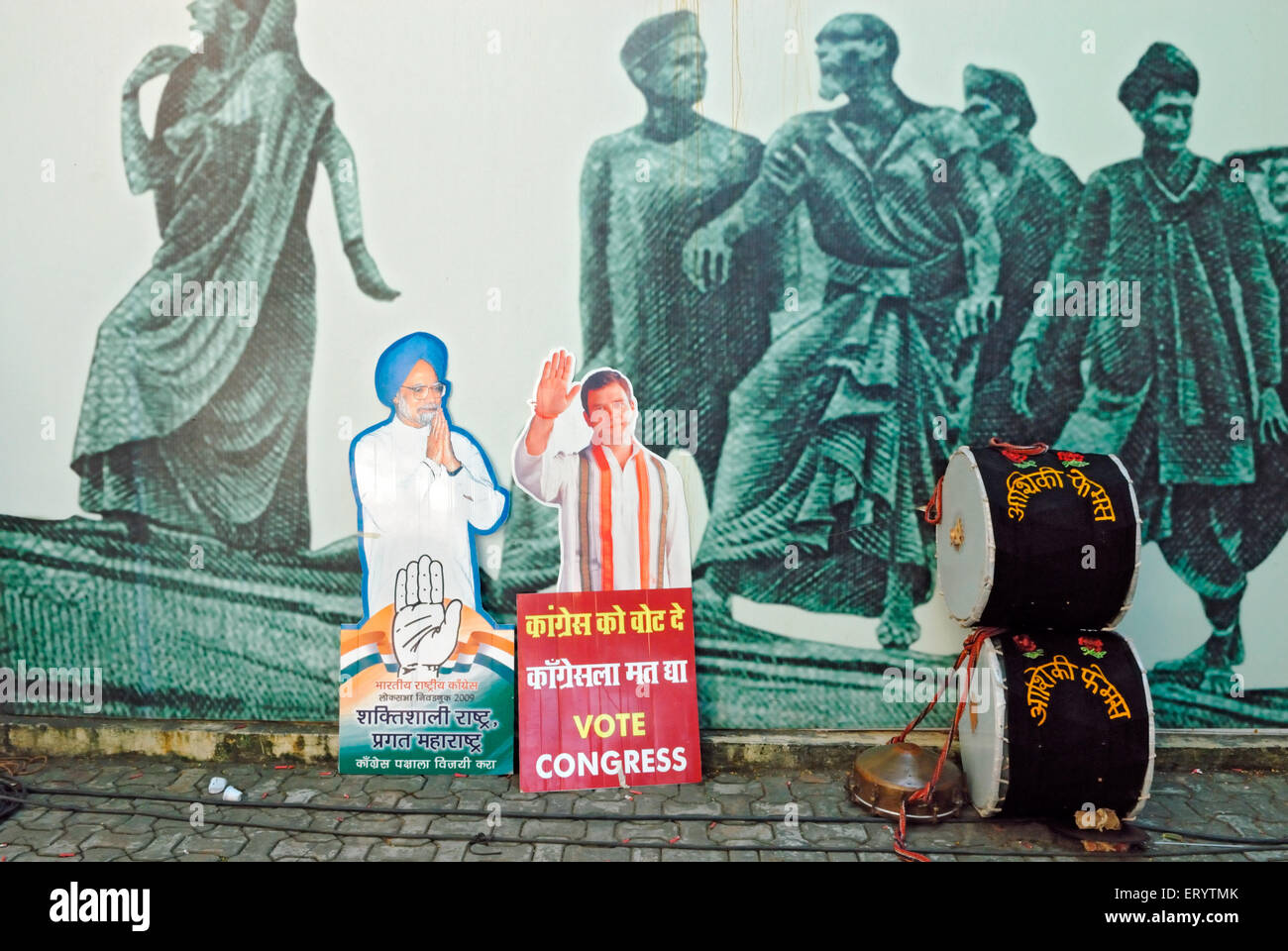 Indische Wahlen, Premierminister Manmohan Singh und Rahul Gandhi Ausschnitt im Parteibüro des Kongresses, Bombay, Mumbai, Maharashtra, Indien, Asien Stockfoto