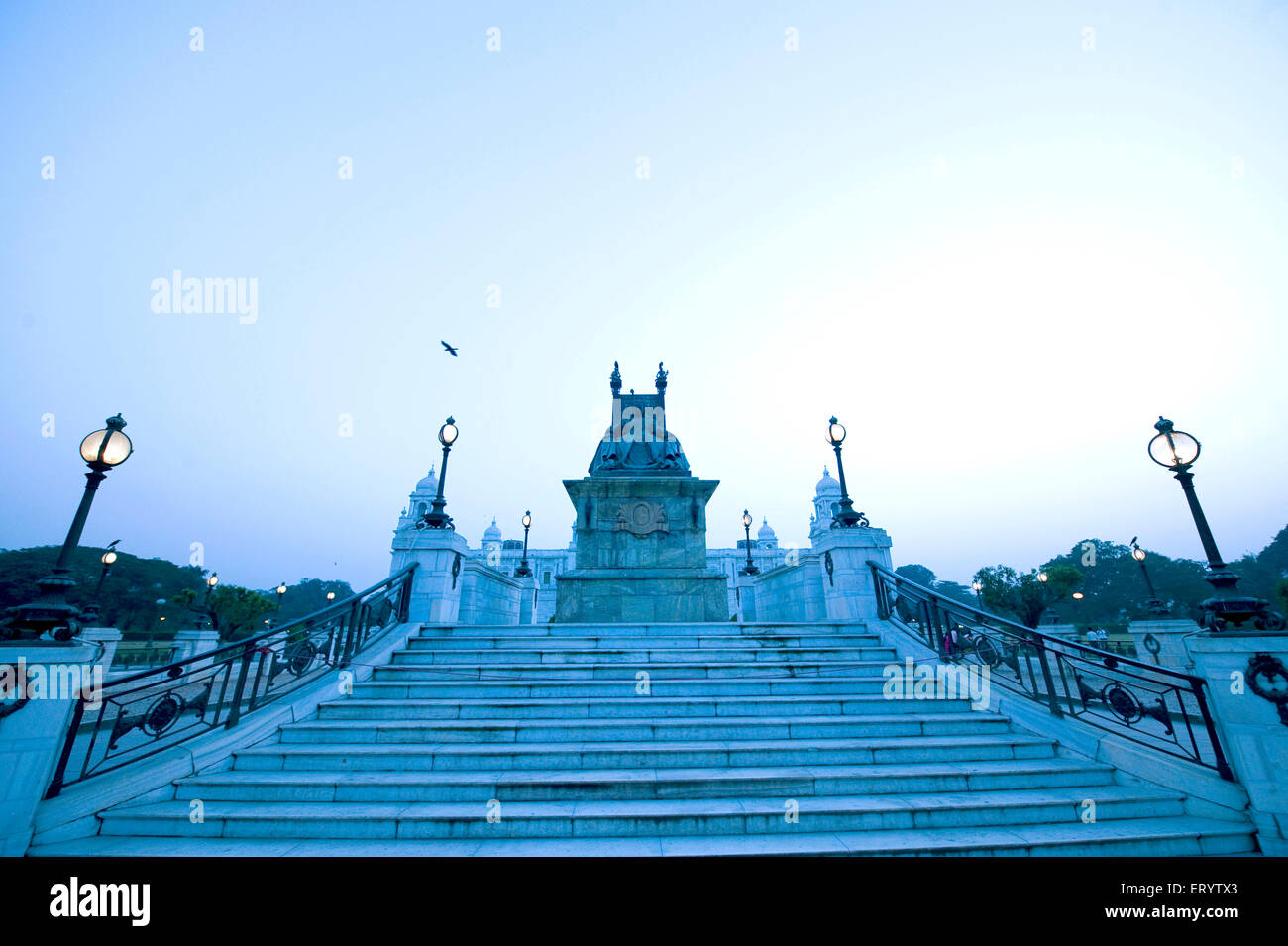Königin Victoria sitzt auf dem Thron in der Abenddämmerung vor Victoria Memorial, Kalkutta, Kalkutta, Westbengalen, Indien, Asien Stockfoto