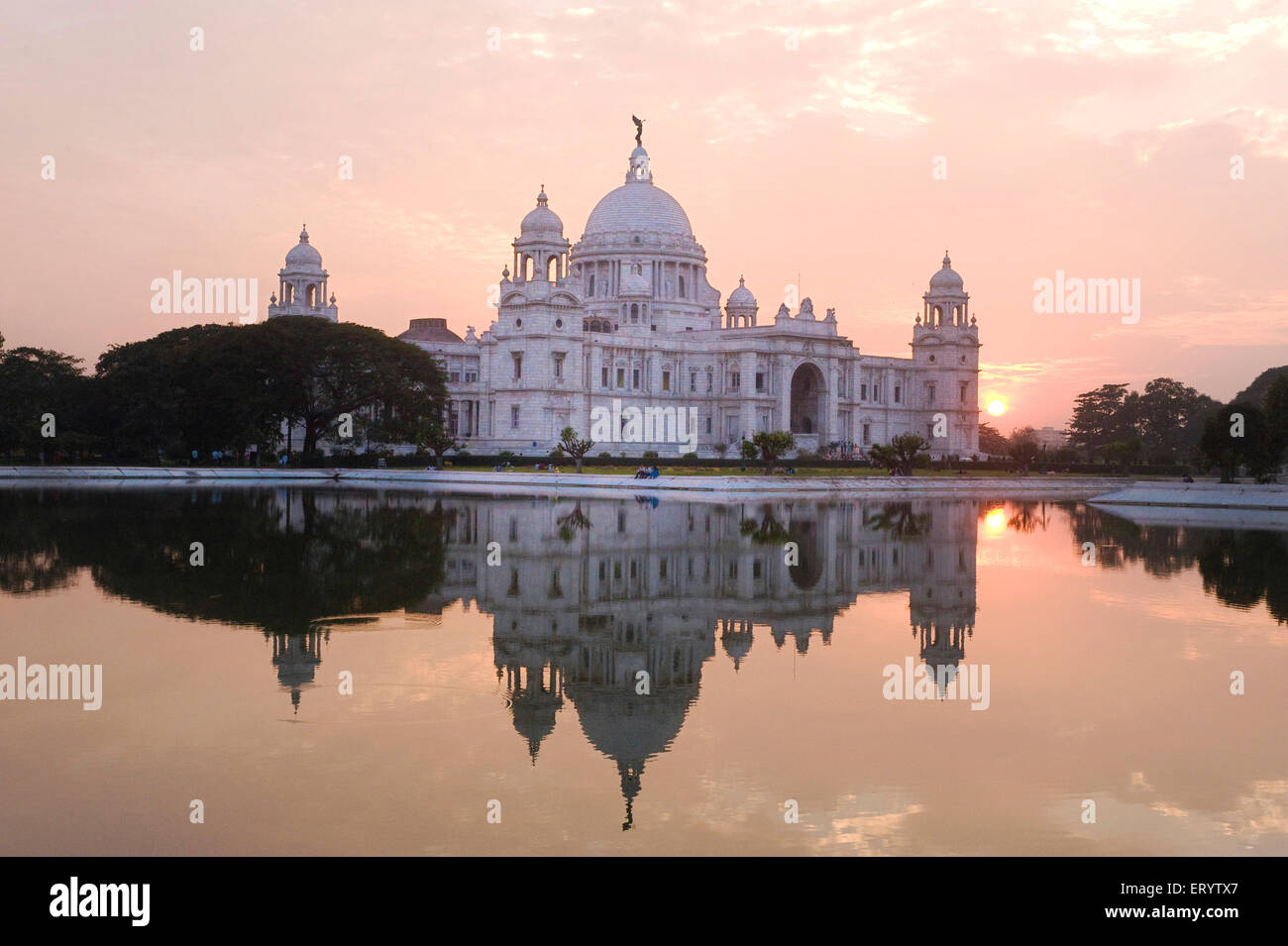 Victoria Memorial Reflexion im Wasser bei Sonnenuntergang, Kalkutta, Kolkata, West Bengal, Indien Stockfoto