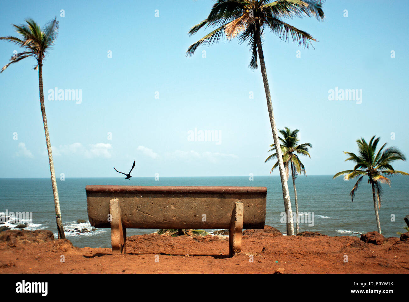 Bank nach Meer in Vagator Beach Goa; Indien Stockfoto