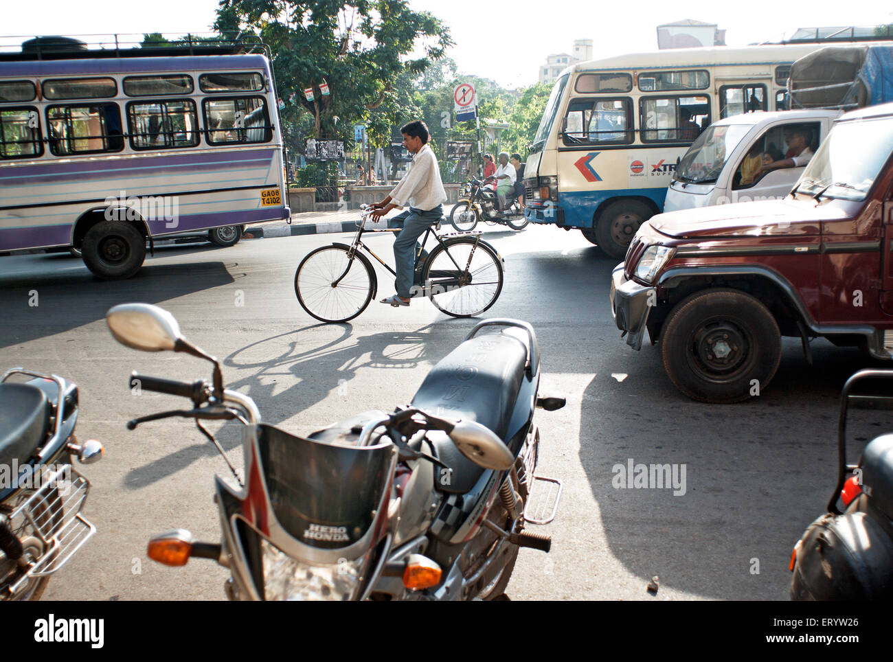 Verkehr Bus Auto Motorrad Roller Fahrrad, Margao, Madgao, Goa, Indien, Asien Stockfoto