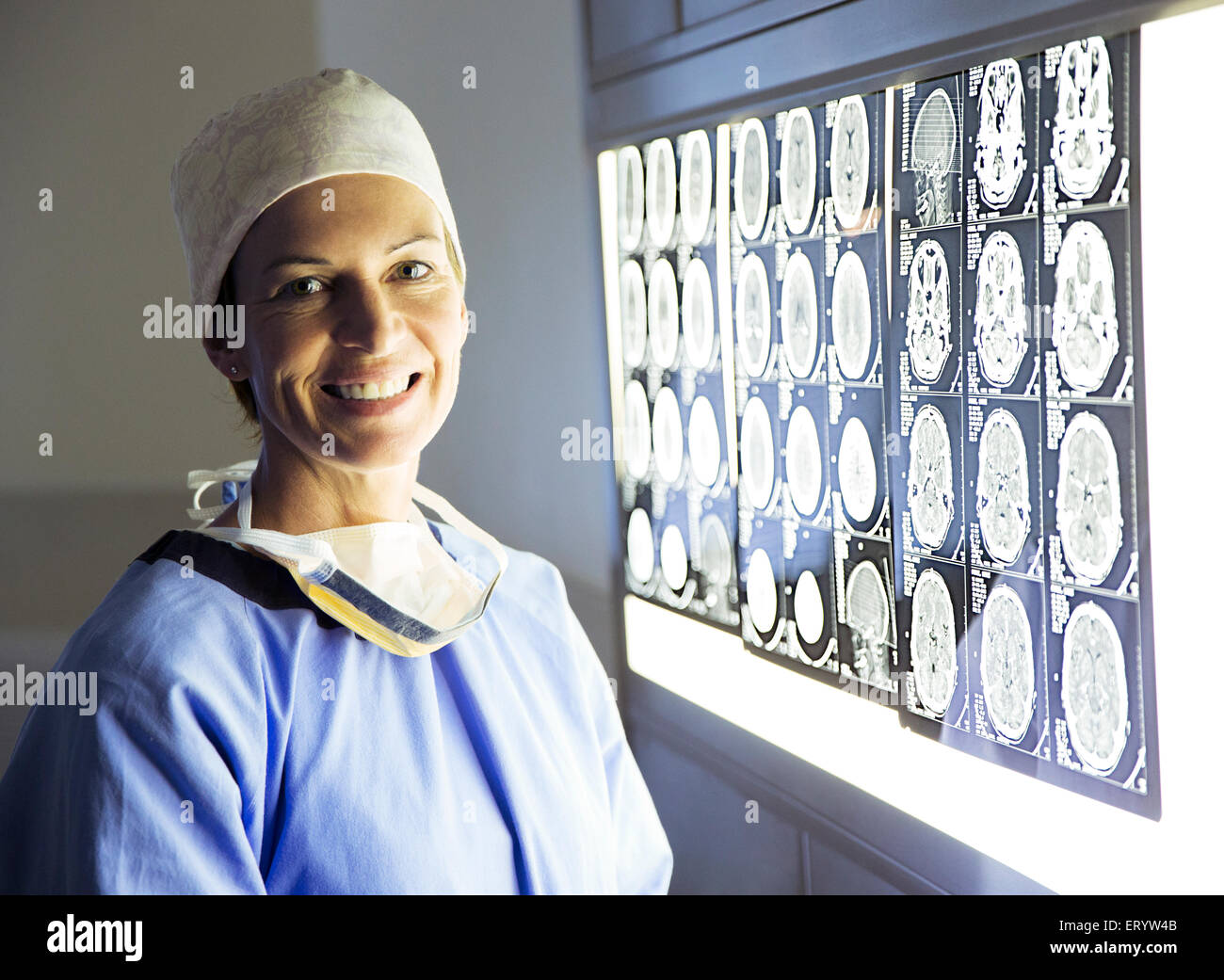 Porträt des Lächelns Chirurg Überprüfung MRI-scans Stockfoto