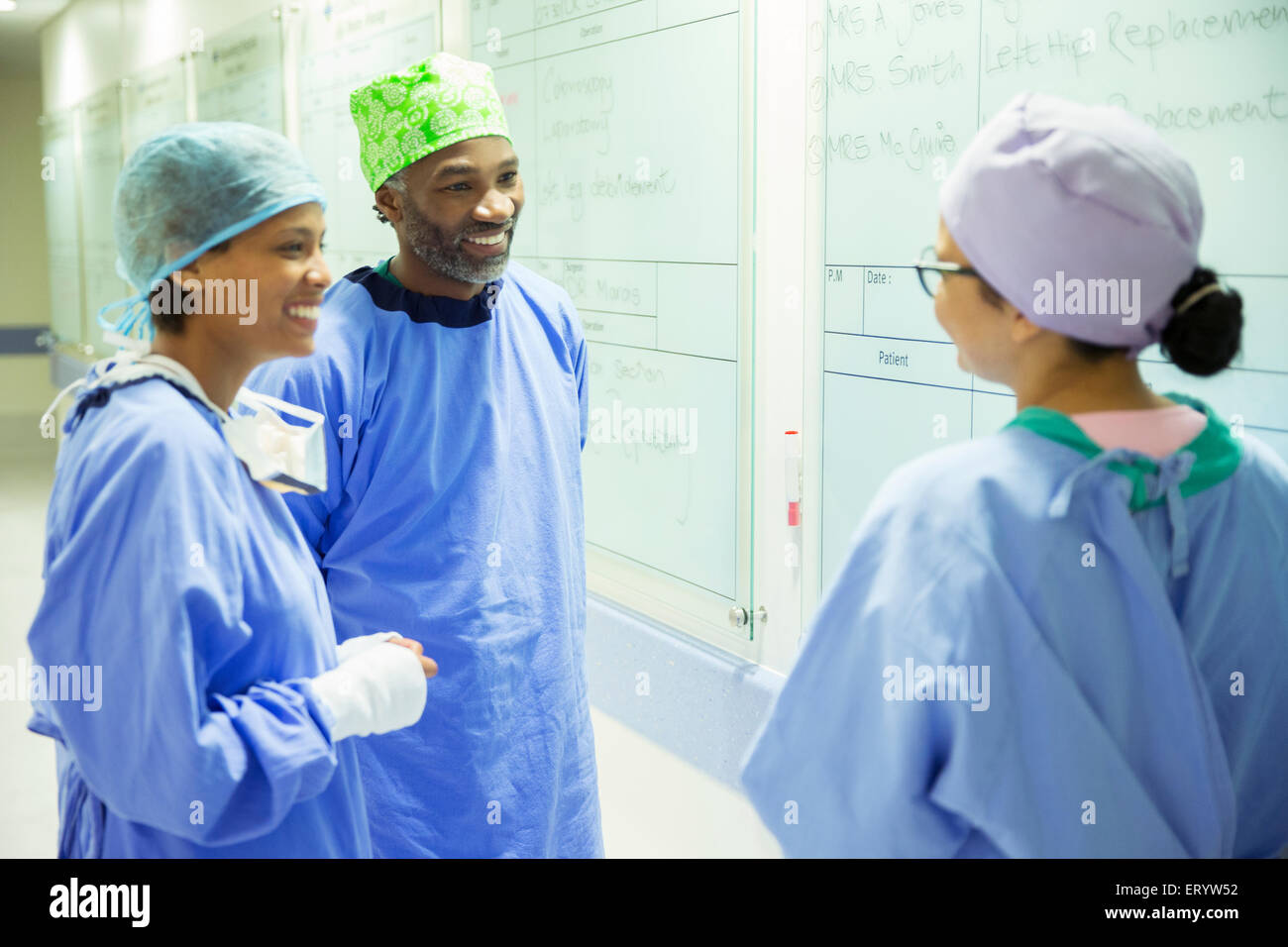 Chirurgen im Krankenhaus sprechen Stockfoto