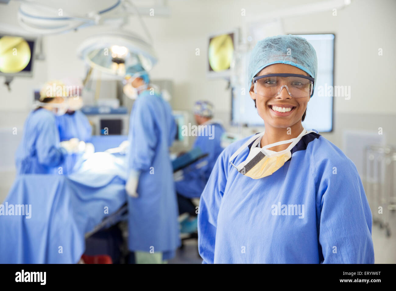 Porträt des lächelnden Chirurgen im OP-Saal Stockfoto
