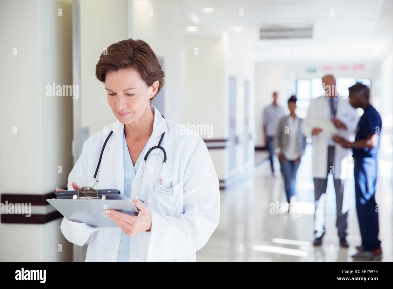 Arzt mit digital-Tablette im Krankenhausflur Stockfoto