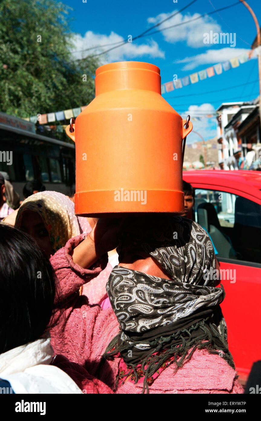 Frau, die Plastikmilchkanne auf Kopf trägt, Leh; Ladakh; Jammu und Kaschmir; Indien, asien Stockfoto