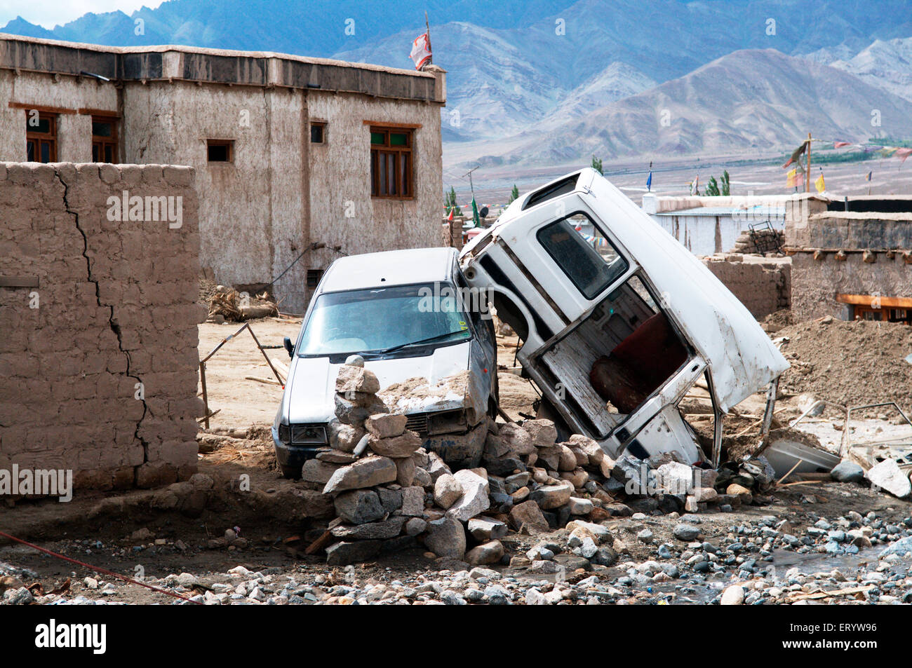 Beschädigte Autos bei Choglamsar wegen Flashflood im Schlamm stecken; Leh; Ladakh; Jammu und Kaschmir; Indien Stockfoto