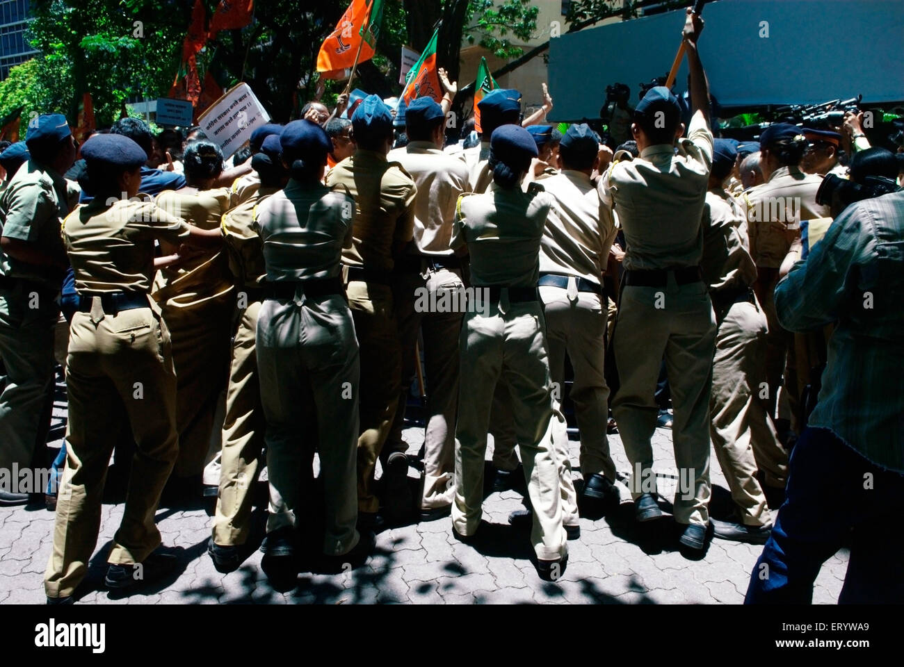 Polizistinnen Dame Polizei konstables Controlling BJP Demonstranten , Bombay , Mumbai ; Maharashtra ; Indien , Asien Stockfoto