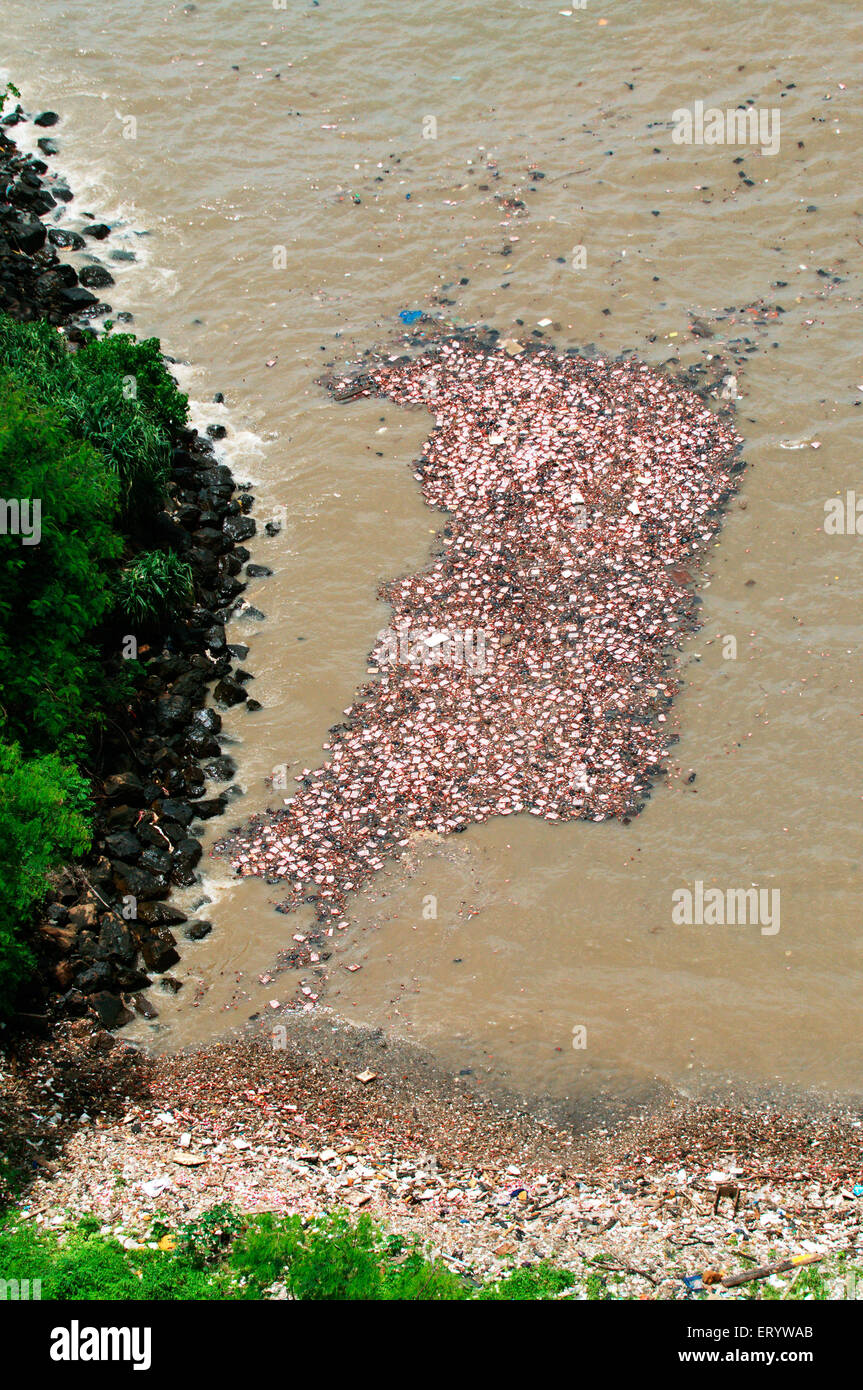 Meeresverschmutzung, Kekspakete auf dem Meer durch Schiffskollision schwimmend, Bombay, Mumbai; Maharashtra; Indien, Asien Stockfoto