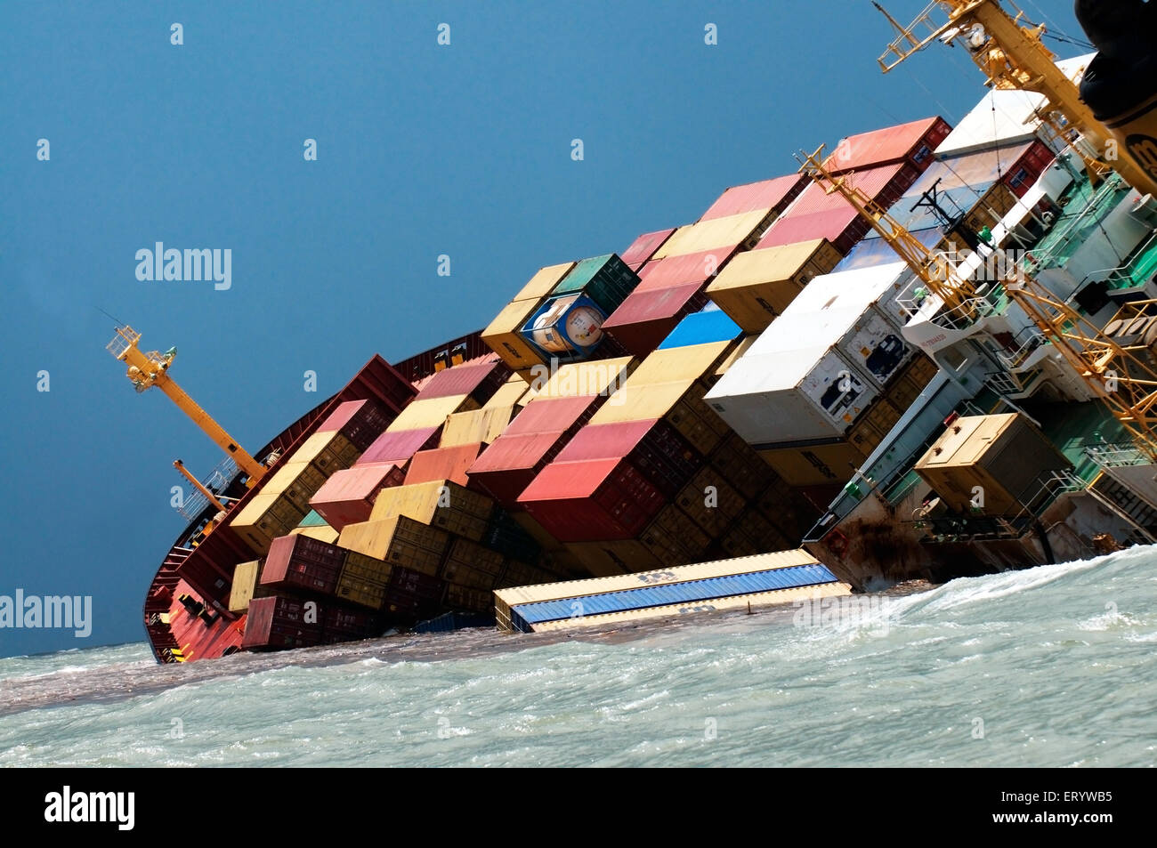 Containerschiff Chitra gekippt gefährlich kollidieren im Meer; Bombay Mumbai; Maharashtra; 9. August 2010 Indien Stockfoto