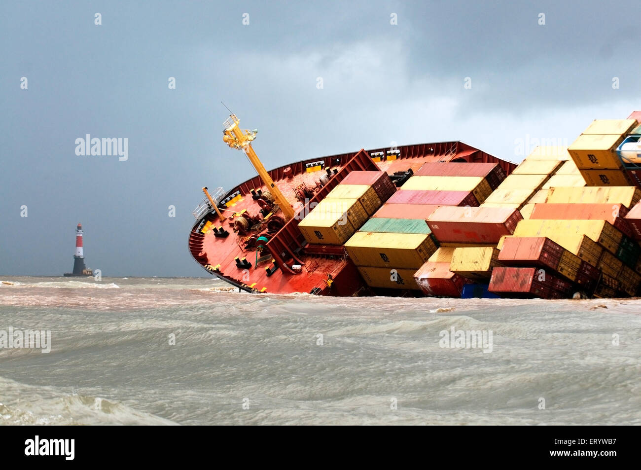 Containerschiff Chitra gekippt Dangerously in Meer, Bombay, Mumbai, Maharashtra kollidieren, Indien - 9. August 2010 Stockfoto