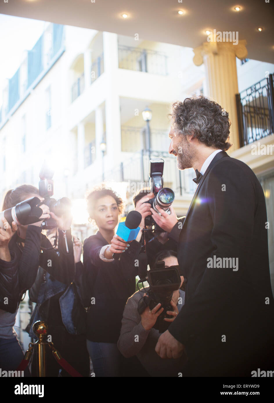 Prominenten interviewt und fotografiert von Paparazzi beim event Stockfoto