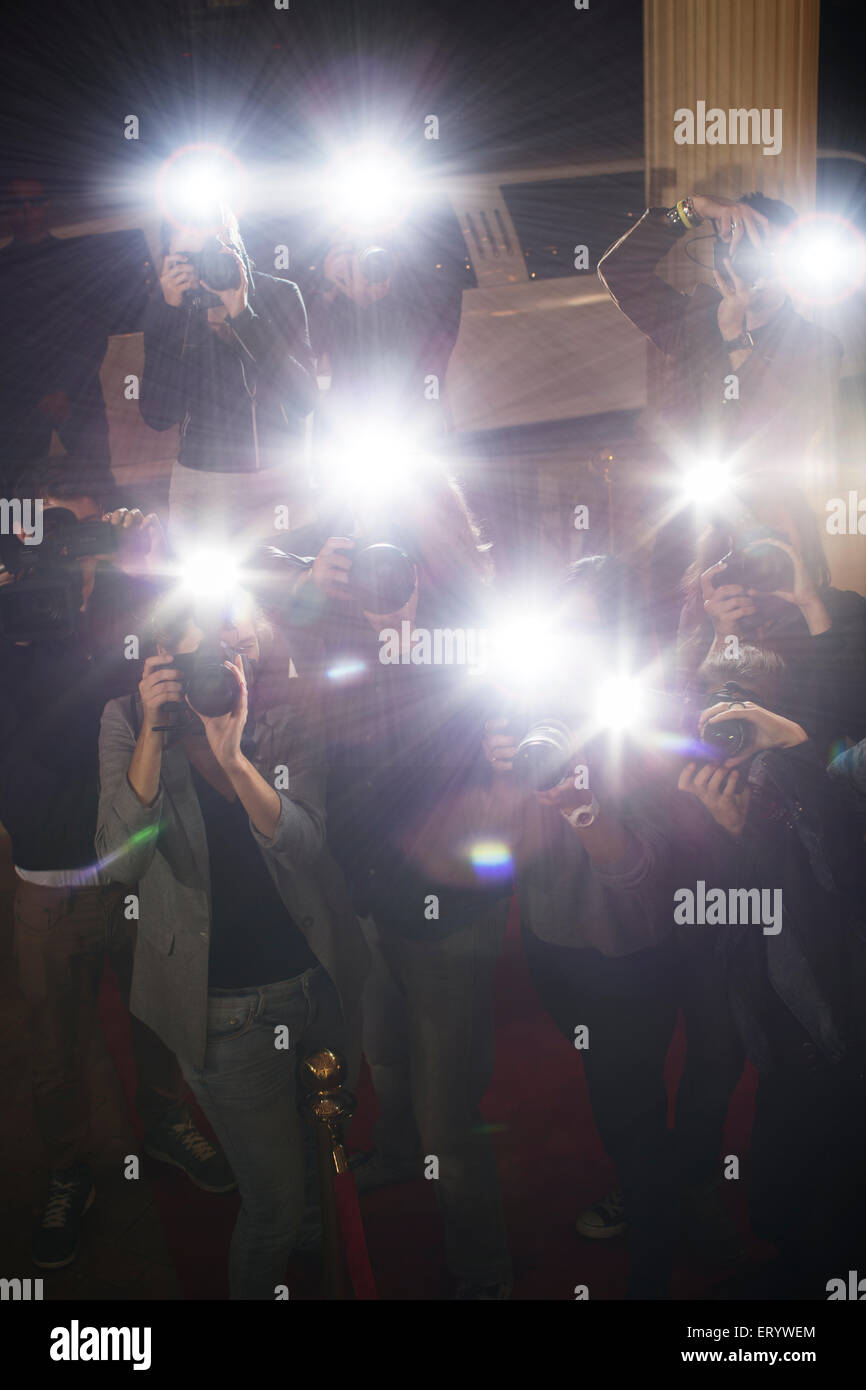 Paparazzi-Fotografen am roten Teppich Stockfoto
