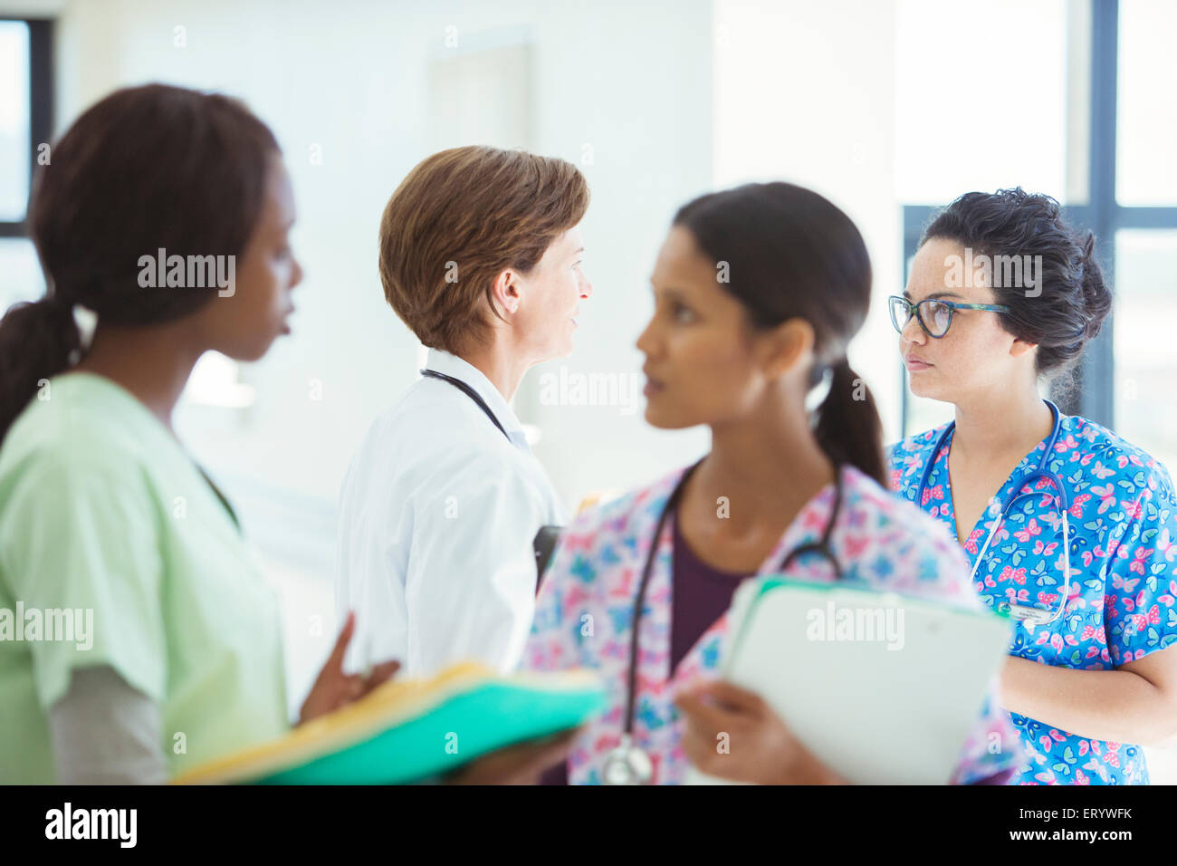 Arzt und Krankenschwester im Krankenhaus sprechen Stockfoto