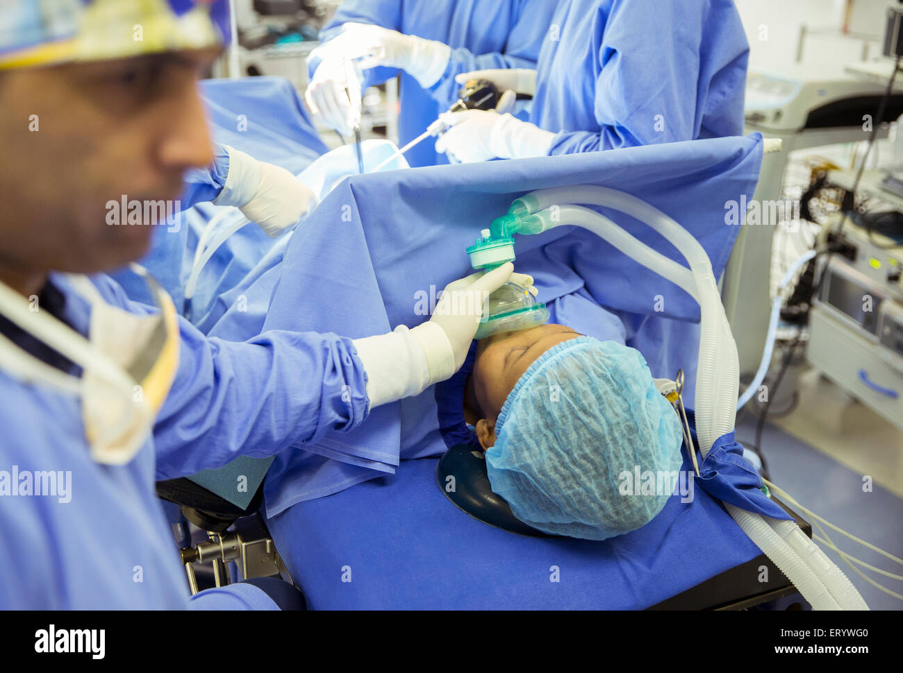 Anästhesist mit Sauerstoffmaske über Gesicht des Patienten im OP-Saal Stockfoto