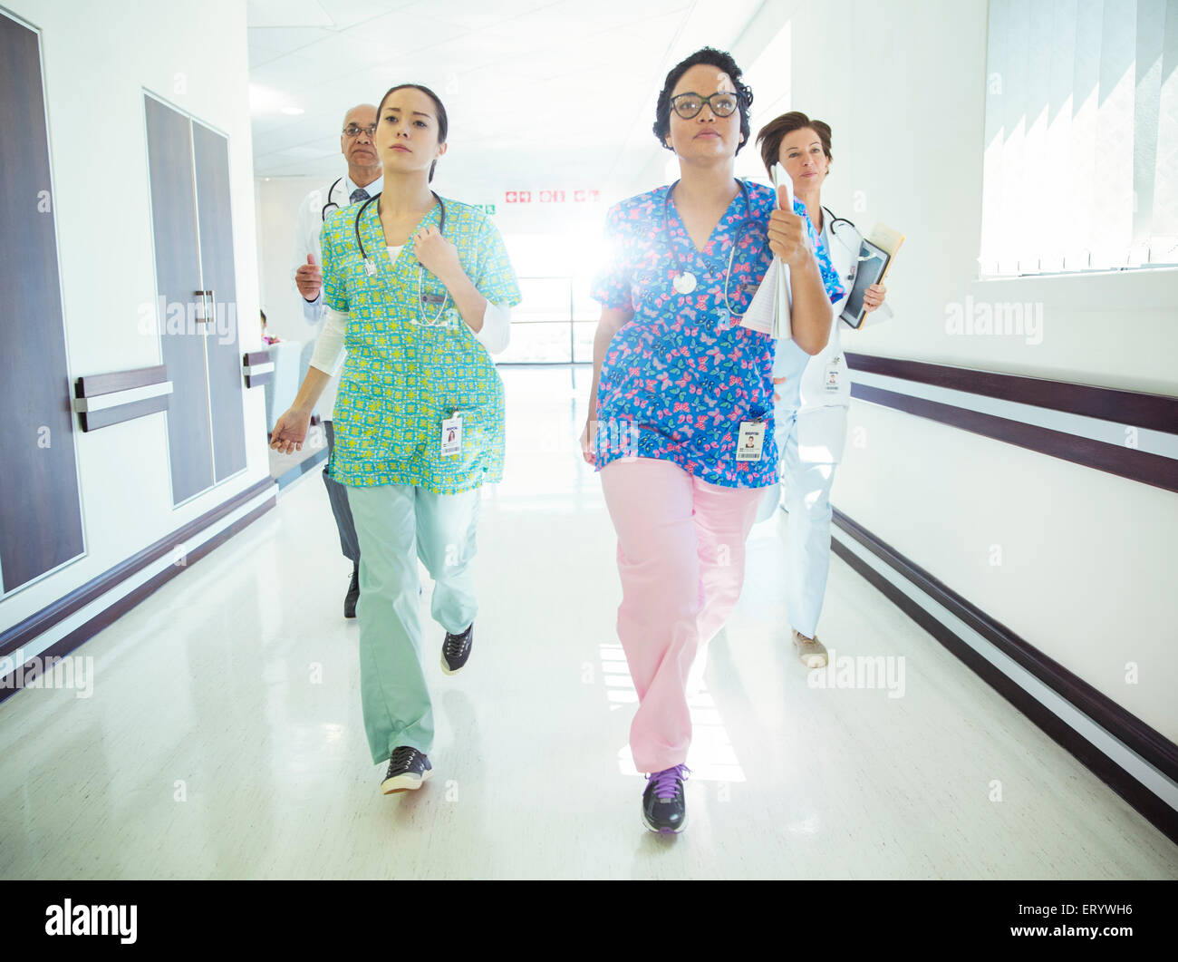 Ärzte und Krankenschwestern Krankenhausflur liefen Stockfoto