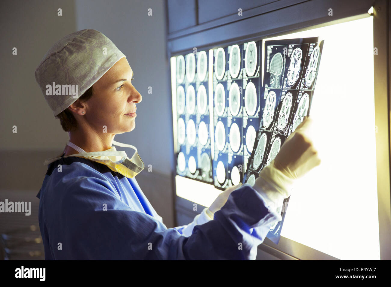Chirurgen, die Überprüfung der MRI-scans Stockfoto
