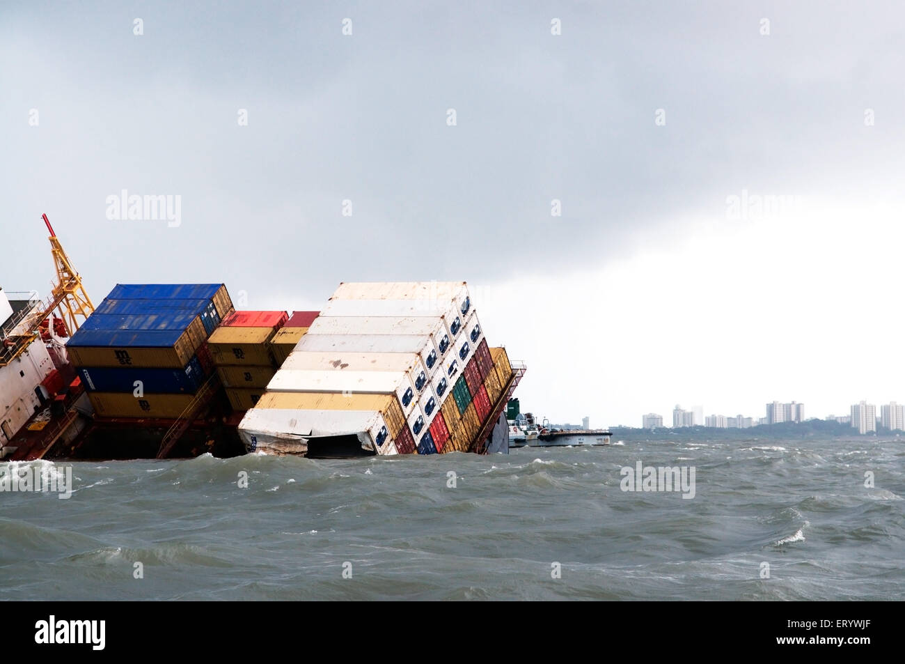 Containerschiff Chitra gekippt gefährlich kollidieren im Meer; Bombay Mumbai; Maharashtra; 9. August 2010 Indien Stockfoto