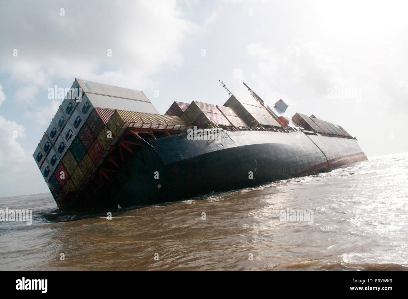 Containerschiff Chitra gekippt gefährlich kollidieren im Meer; Bombay Mumbai; Maharashtra; Indien Stockfoto