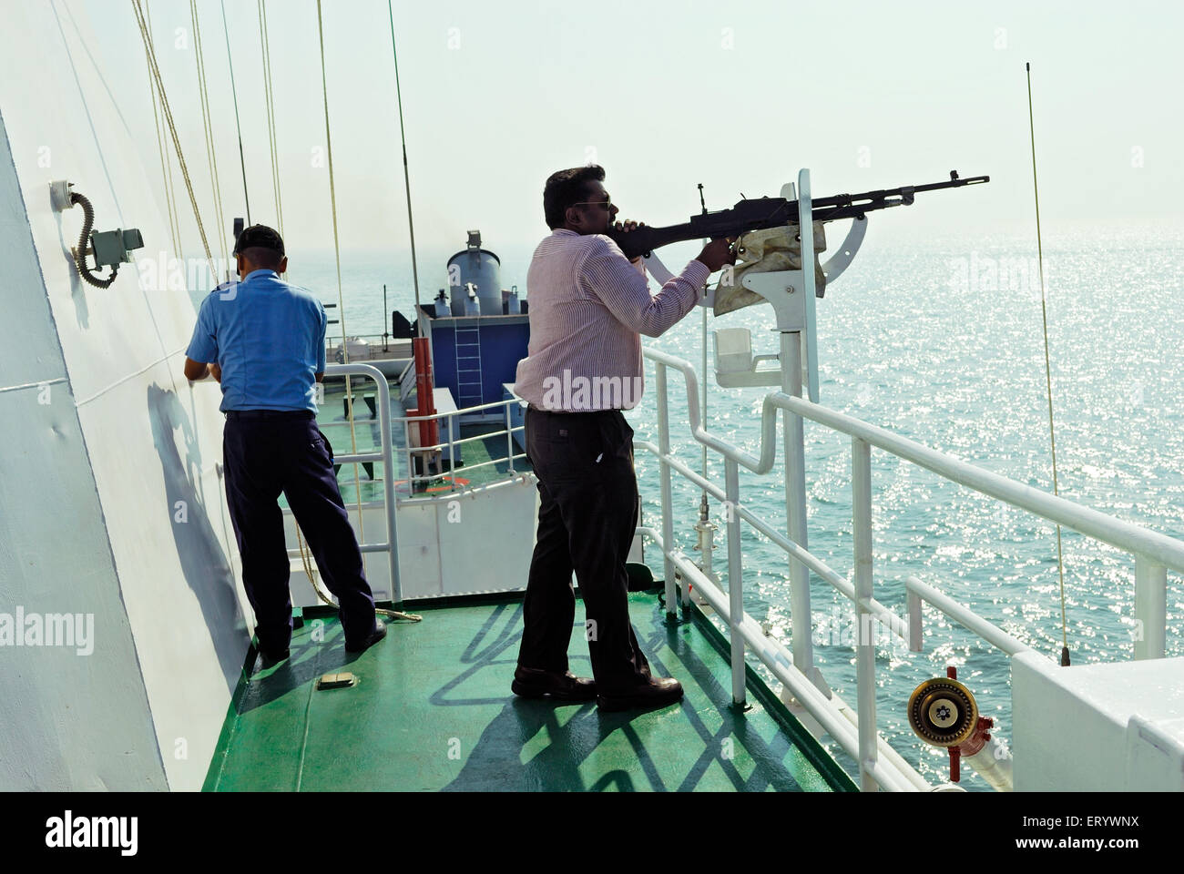 Zivile; versucht, seine Hand auf gesperrten Maschinengewehr; Bombay; Mumbai; Maharashtra; Indien Stockfoto