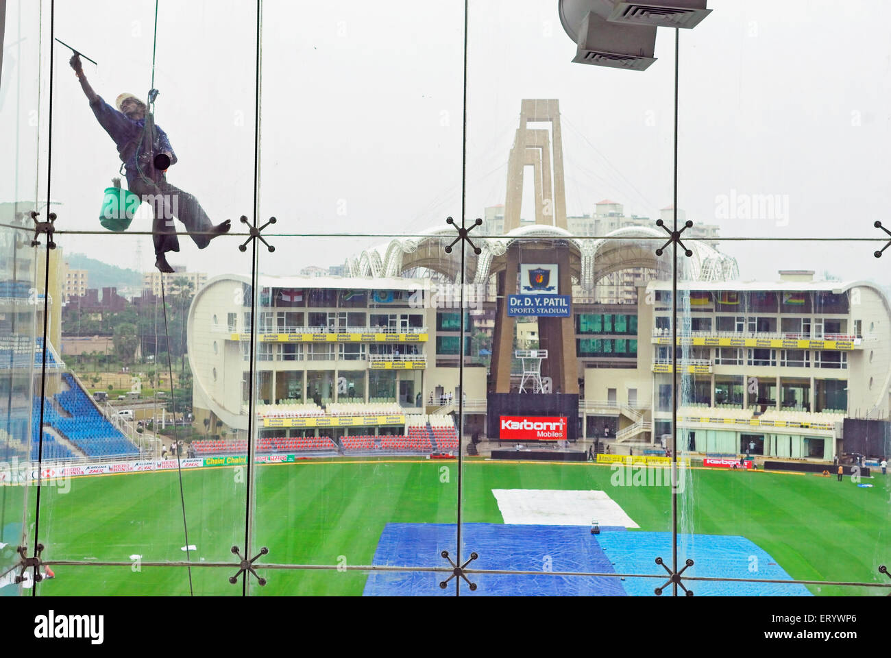 Glasreiniger, Cricket Stadium D Y Patil; Nerul; Navi-Bombay Mumbai; Maharashtra; Indien Stockfoto