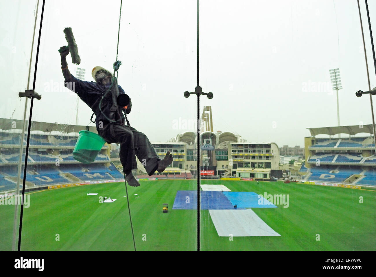 Glasreiniger, Cricket Stadium D Y Patil; Nerul; Navi-Bombay Mumbai; Maharashtra; Indien Stockfoto