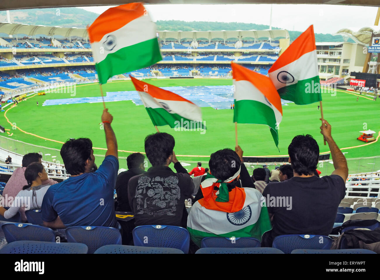 Cricket-Fans D Y Patil KricketStadium Nerul Navi Bombay Mumbai Maharashtra Indien indische Fahnen winken Stockfoto