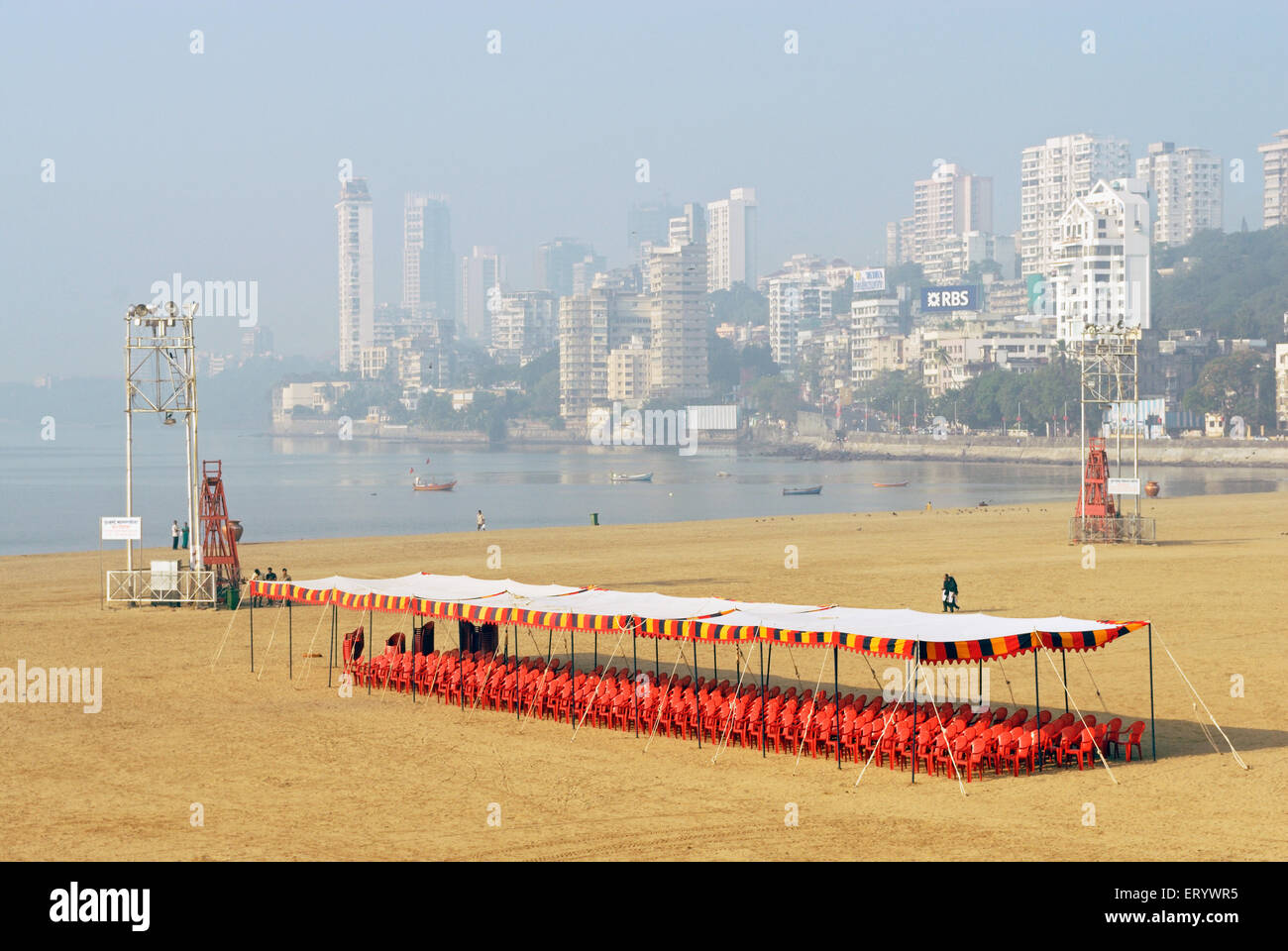 Pandal gefüllt mit roten Plastikstühlen, Girgaum, chowpatty; Bombay; Mumbai; Maharashtra; Indien, asien Stockfoto