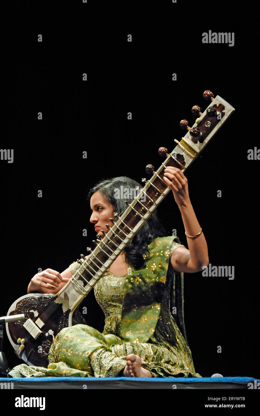 Anoushka Shankar spielt Streichinstrument Sitar ; Bombay ; Mumbai ; Maharashtra ; Indien ; Asien ; kein Model Release - nur für redaktionelle Verwendung Stockfoto