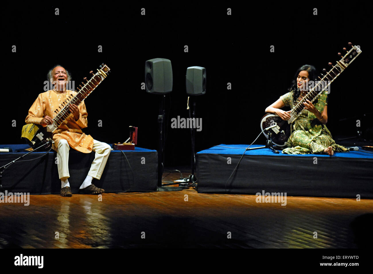 Pandit Ravi Shankar und Anoushka Shankar spielen Sitar Bombay Mumbai Maharashtra India Stockfoto