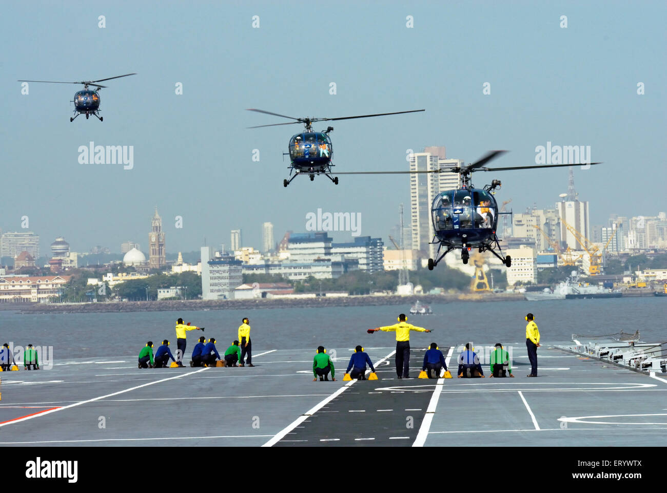 Ein Start-und Landebahn Controller Indische Marine Reiseführer Chetak Hubschrauberlandeplätze Deck Flugzeugträger INS Viraat R22-Mumbai Stockfoto