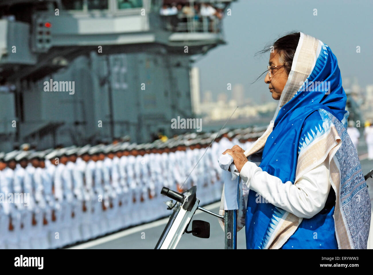 Pratibha Patil , Präsident von Indien , 2007 bis 2012 , Inspektion Wache der Ehre von der indischen Marine , Bombay , Mumbai , Maharashtra , Indien , Asien Stockfoto