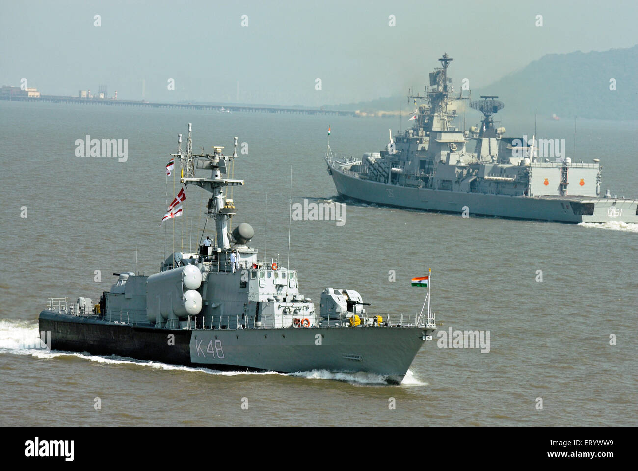 Kilo-Klasse und Fridget Kriegsschiff der indischen Marine im arabischen Meer; Bombay; Mumbai; Maharashtra; Indien Stockfoto