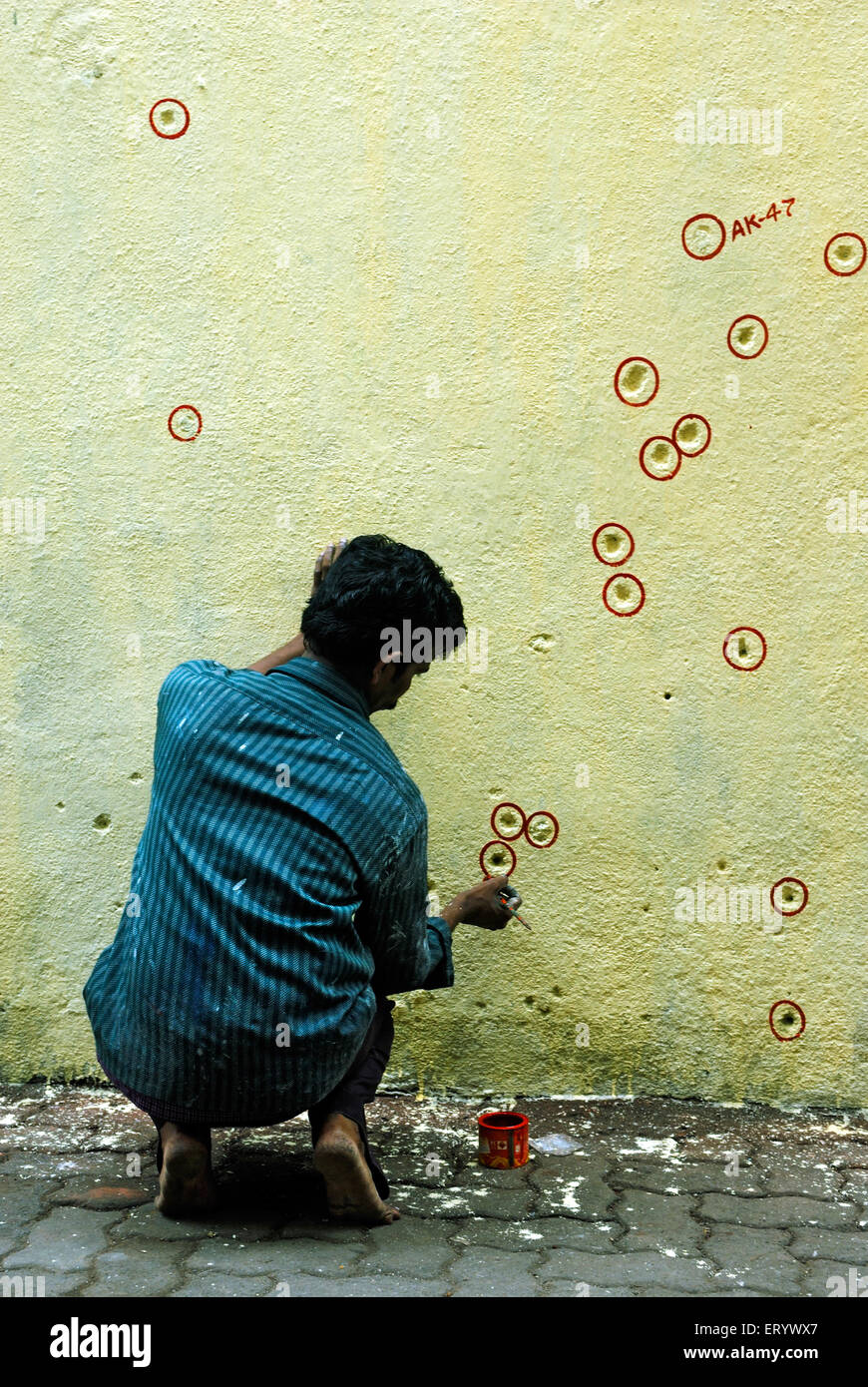Maler umschließen Kugel Markierungen an der Wand; Bombay; Mumbai; Maharashtra; Indien Stockfoto