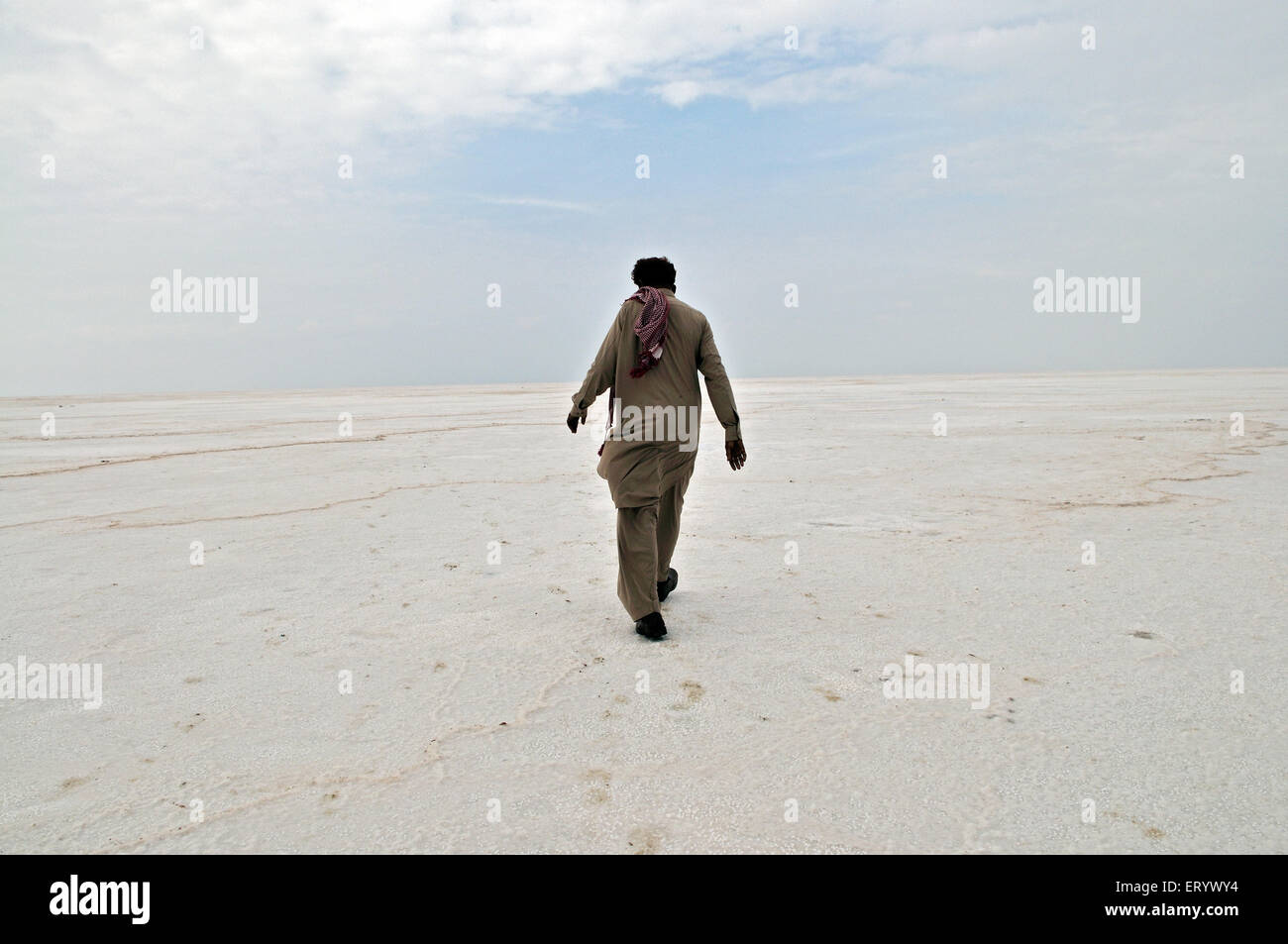 Mann in Pathani Kleidung zu Fuß auf Salz Überrest an Thar-Wüste; Bhuj; Kutch; Gujarat; Indien Stockfoto