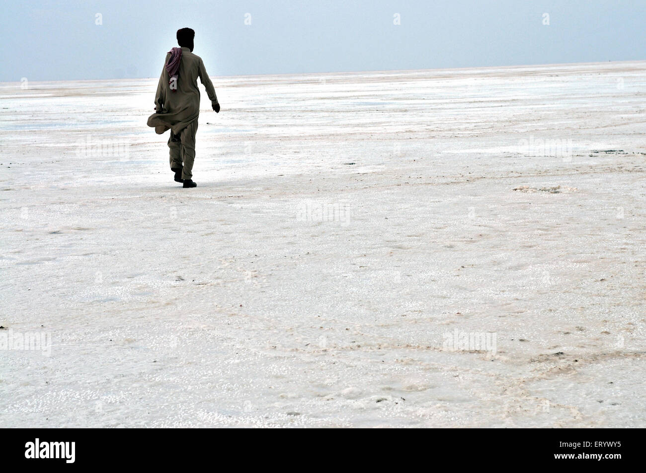 Mann in Pathani Kleidung zu Fuß auf Salz Überrest an Thar-Wüste; Bhuj; Kutch; Gujarat; Indien Stockfoto