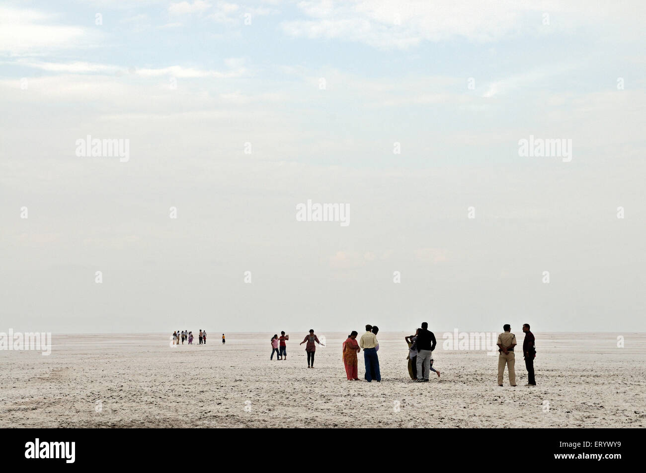 Touristen im großen rann von kutch; Rann Utsav, Bhuj; Gujarat; Indien Stockfoto