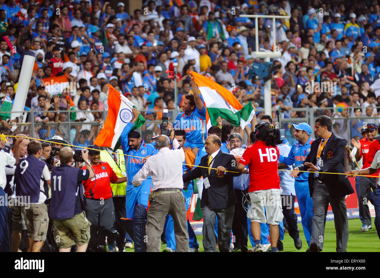 Der indische Schlagmann Sachin Tendulkar trug Schultern Teamkollegen Wellen dreifarbig Sri Lanka spielte im Wankhede Stadium Bombay Mumbai Maharashtra India Stockfoto