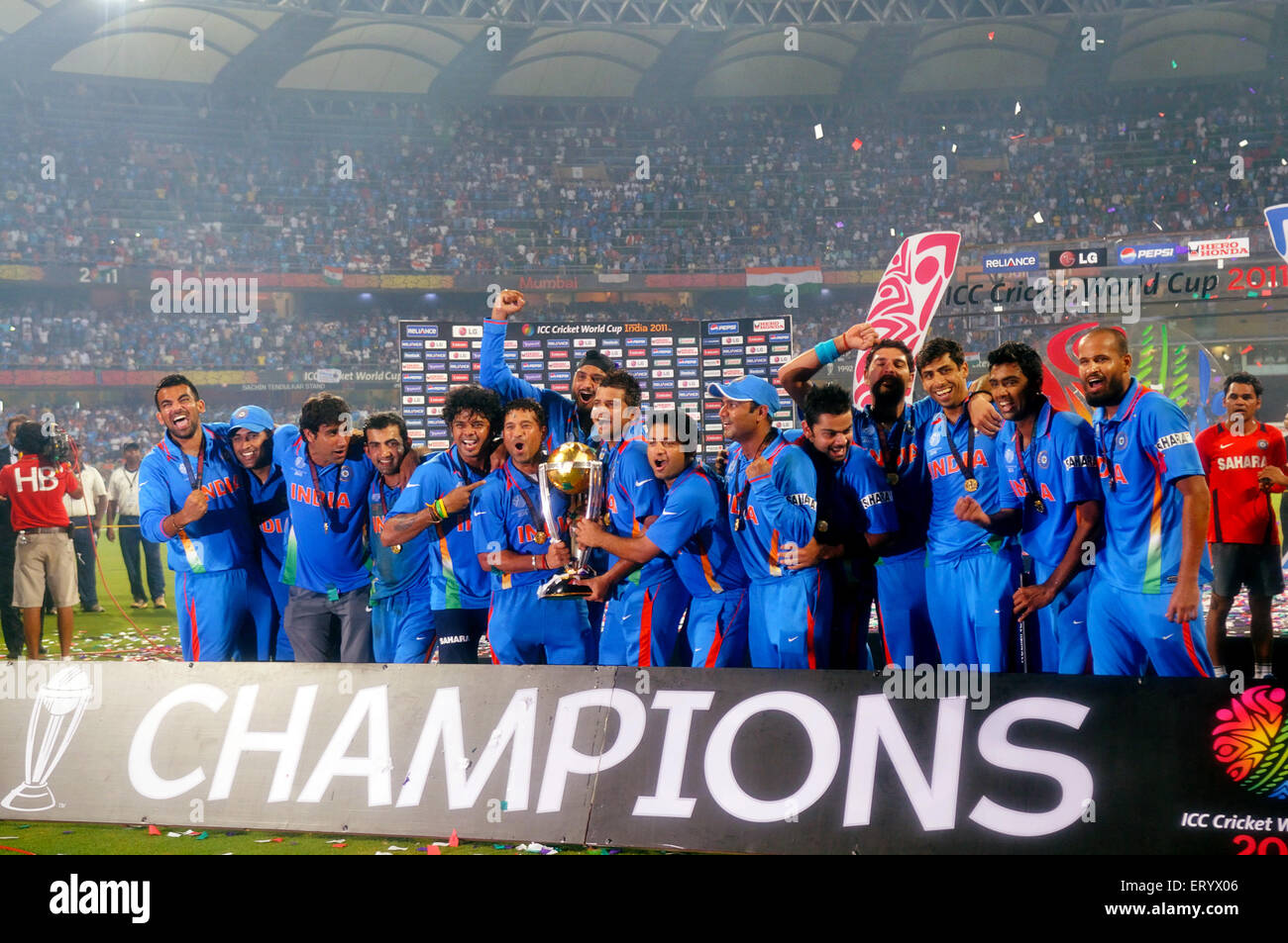 Cricketers feiern Trophäe gegen Sri Lanka ICC Cricket World Cup 2011 Finale Wankhede Stadium Mumbai Stockfoto