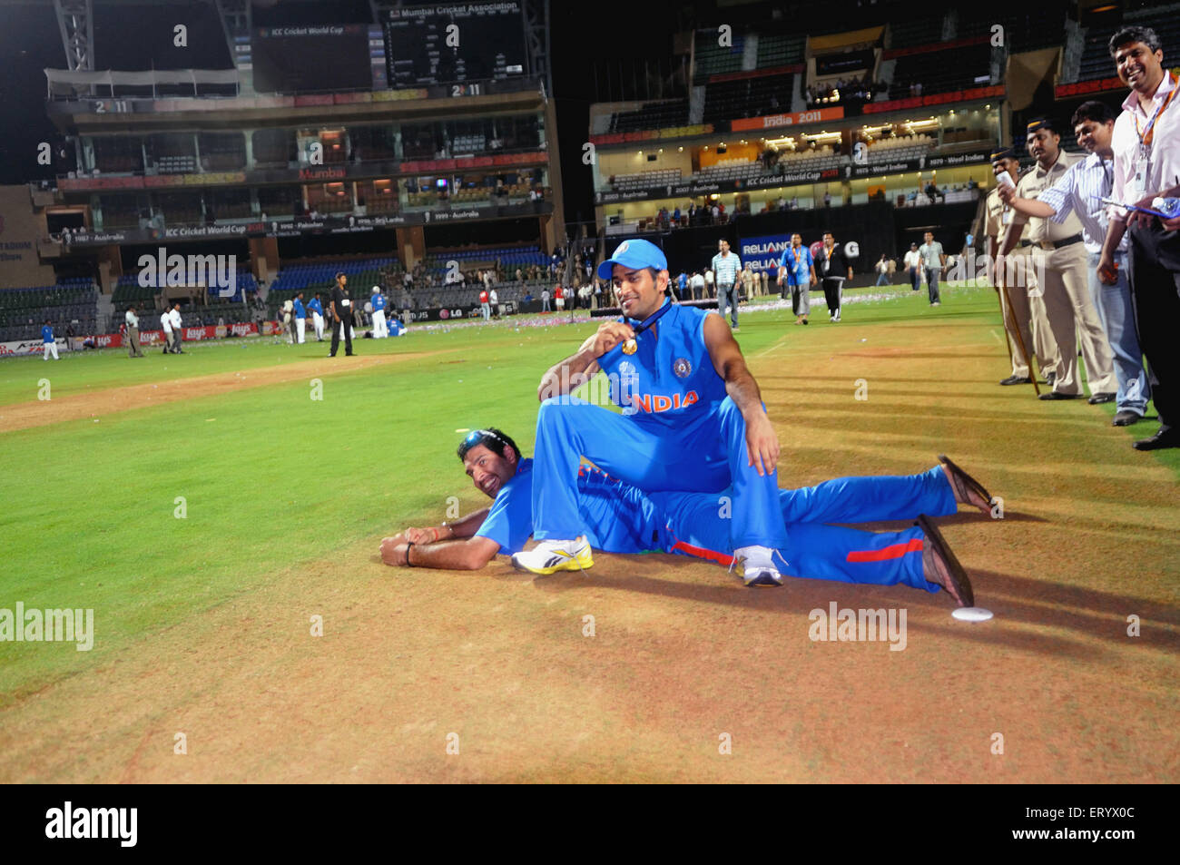 Hauptmann M S Dhoni Yuvraj Singh Kricketfeld Wankhede Stadium Sri Lanka ICC Cricket World Cup 2011 Mumbai Stockfoto